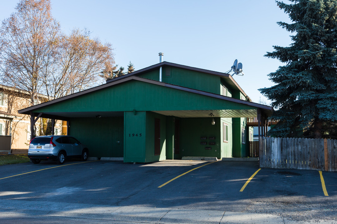 1945 Karluk St in Anchorage, AK - Foto de edificio