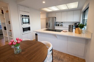 7774 Via Capri in La Jolla, CA - Foto de edificio - Building Photo