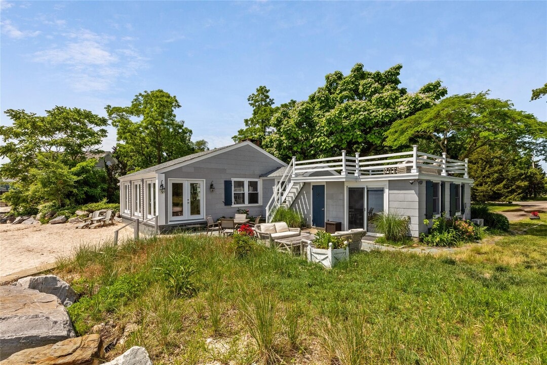 335 Centre Island Rd in Oyster Bay, NY - Building Photo