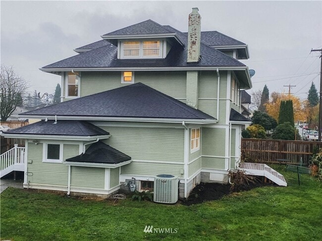 703 E Washington Ave in Burlington, WA - Building Photo - Building Photo
