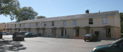 Jackson Heights in Tampa, FL - Building Photo - Building Photo