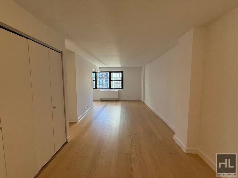 East 39th Street in New York, NY - Building Photo