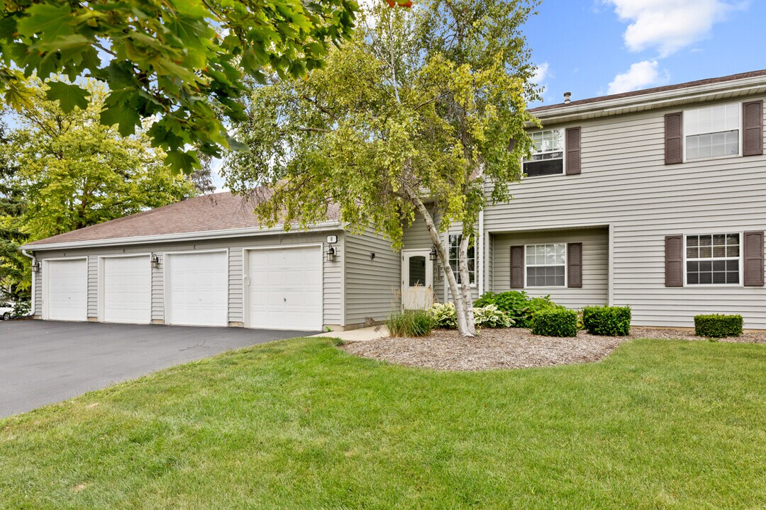 8 Gant Cir in Streamwood, IL - Building Photo