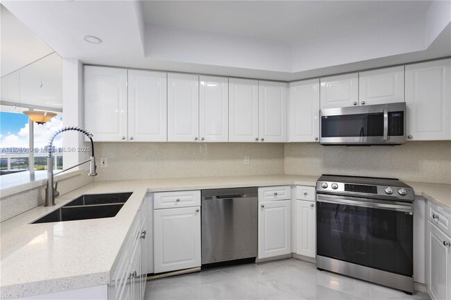 1800 Sunset Harbour Dr in Miami Beach, FL - Building Photo - Building Photo