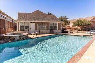 August 2026 Pre-Lease!! Cute 2/2.5 Condo C in College Station, TX - Building Photo - Building Photo