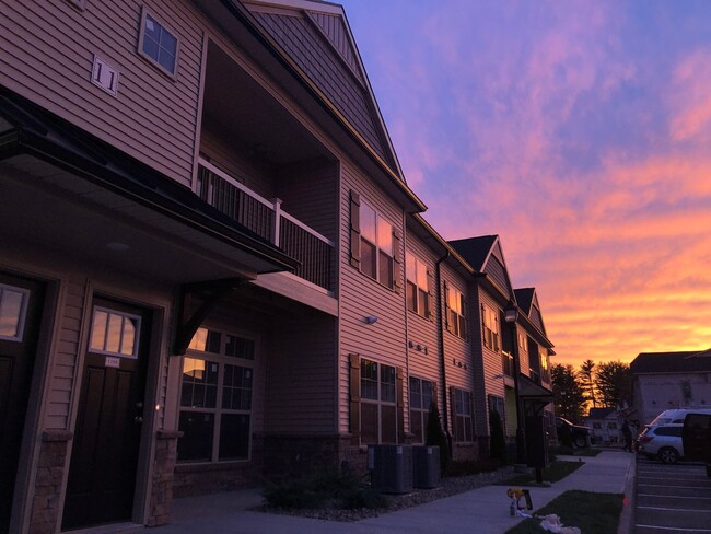 701 W Creek Ln in Altamont, NY - Foto de edificio - Building Photo