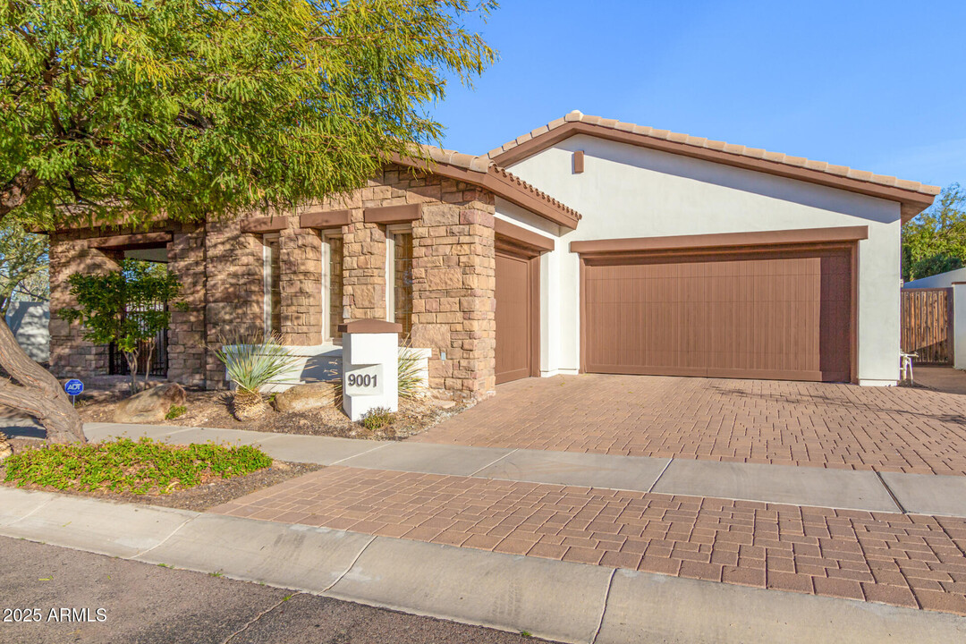 9001 S 18th Way in Phoenix, AZ - Building Photo