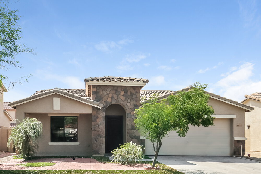 2215 E 27th Ave in Apache Junction, AZ - Building Photo