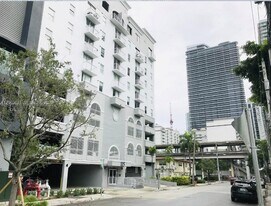 115 SW 11th St in Miami, FL - Building Photo