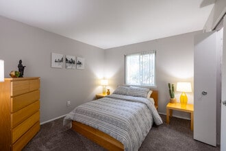 Club One of Auburn Hills in Pontiac, MI - Building Photo - Interior Photo