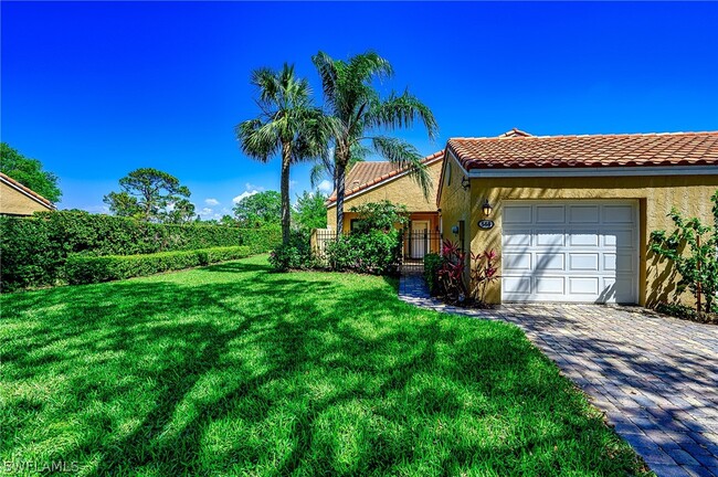 566 Beachwalk Cir in Naples, FL - Foto de edificio - Building Photo