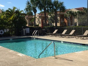 4110 Castilla Cir in Ft. Myers, FL - Foto de edificio - Building Photo