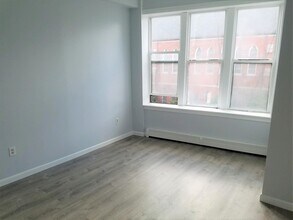 4 Webster Ave, Unit 2 in Somerville, MA - Foto de edificio - Building Photo