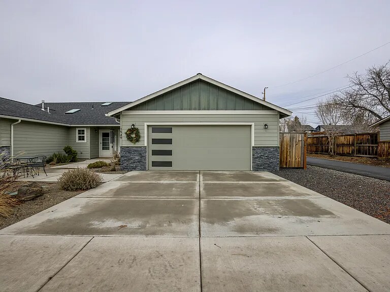 1549 SW Kalama Ave in Redmond, OR - Building Photo