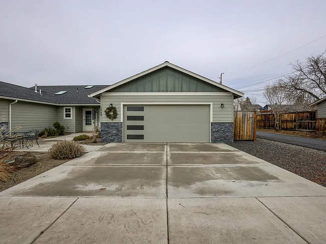 property at 1549 SW Kalama Ave