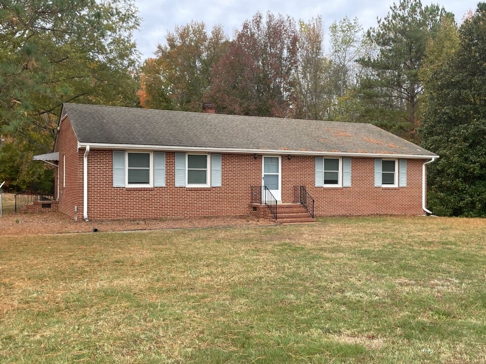 1949 Reedy Creek Rd in Freeman, VA - Building Photo