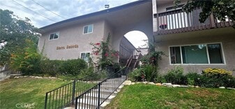 17847 Beneda Ln, Unit 7 in Santa Clarita, CA - Building Photo