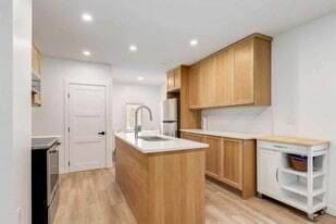 810 17 Av NW in Calgary, AB - Building Photo