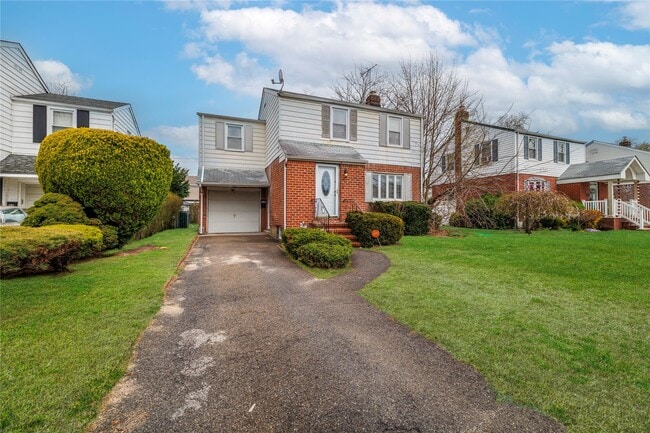 66 Nassau St in Elmont, NY - Building Photo - Building Photo