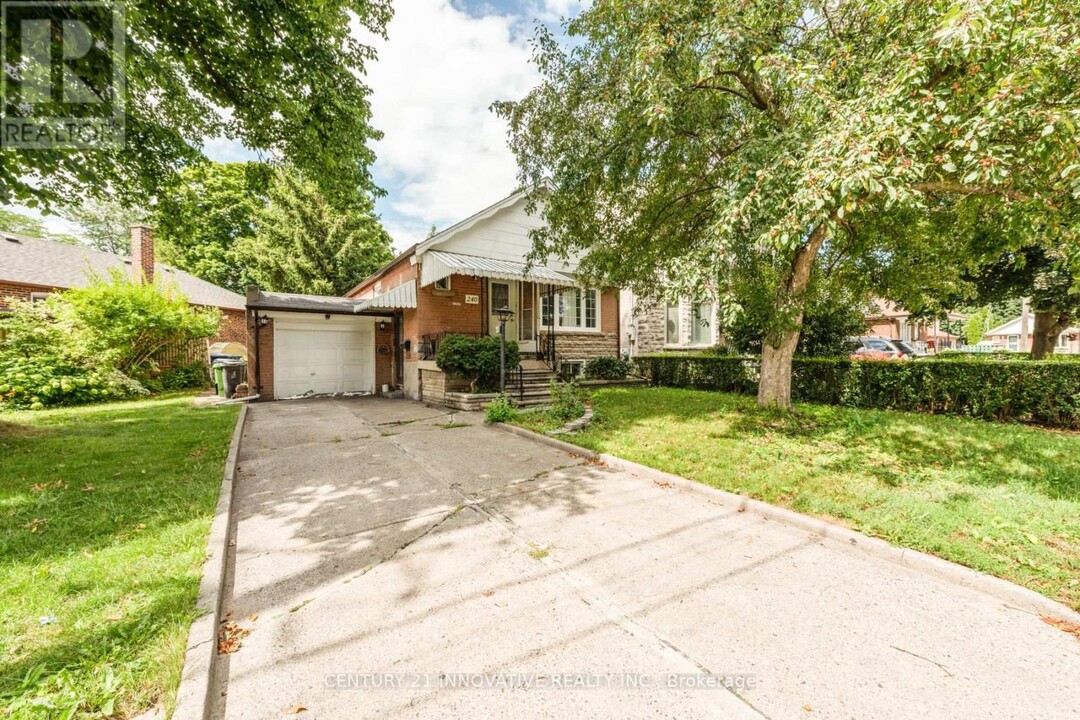 240 Parkview Hill Crescent in Toronto, ON - Building Photo