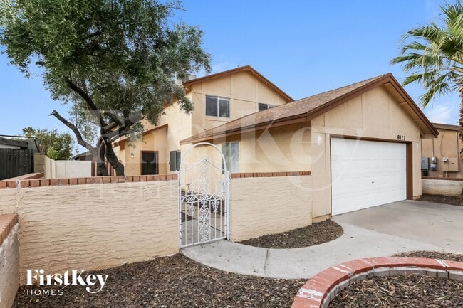 8123 W Shangri La Rd in Peoria, AZ - Foto de edificio - Building Photo