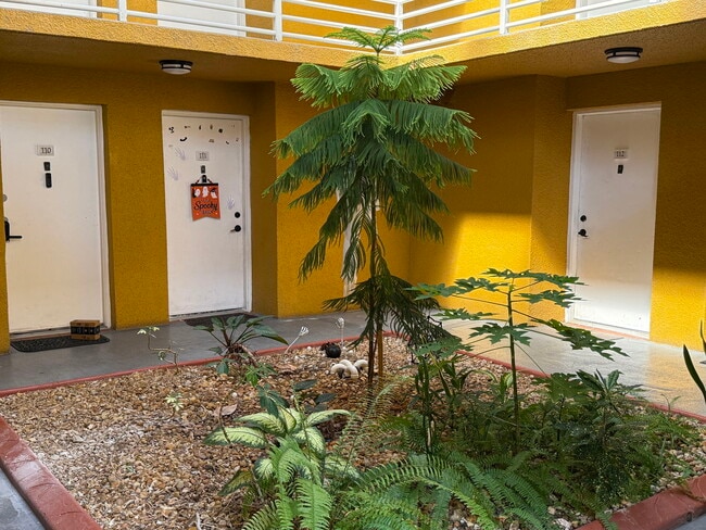 9725 Fontainebleau Blvd in Miami, FL - Building Photo - Building Photo