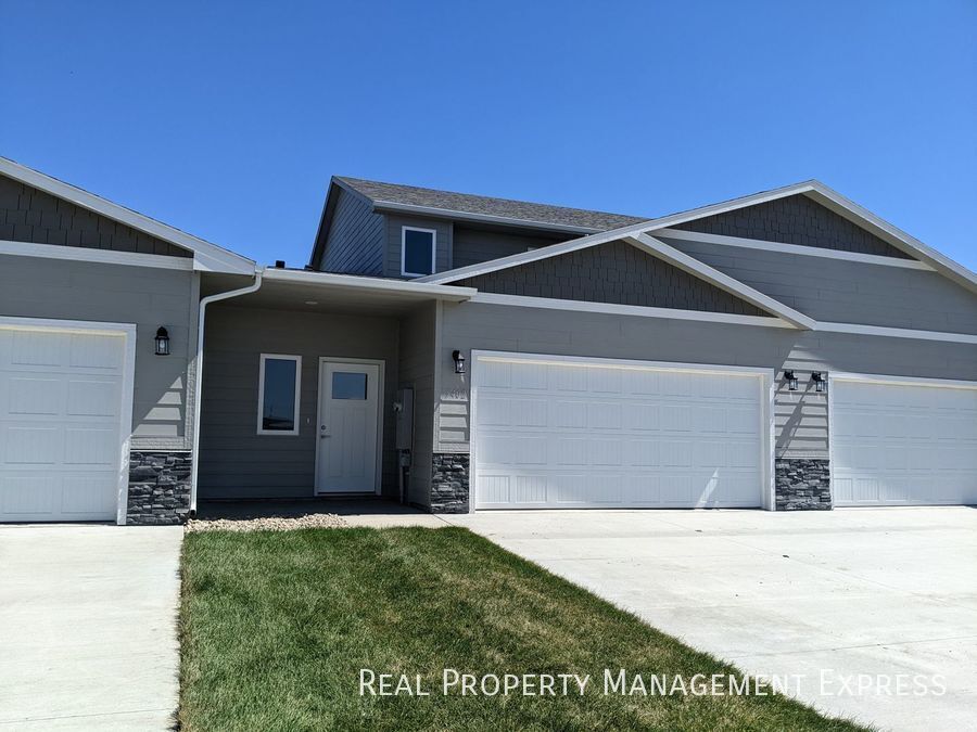 3 Bedroom 2.5 Bathroom Townhome w/ Attached Garage in Sioux Falls, SD - Building Photo