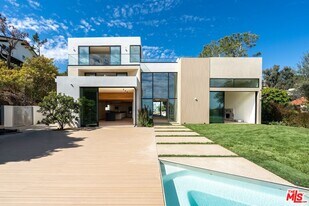 2501 Banyan Dr in Los Angeles, CA - Building Photo