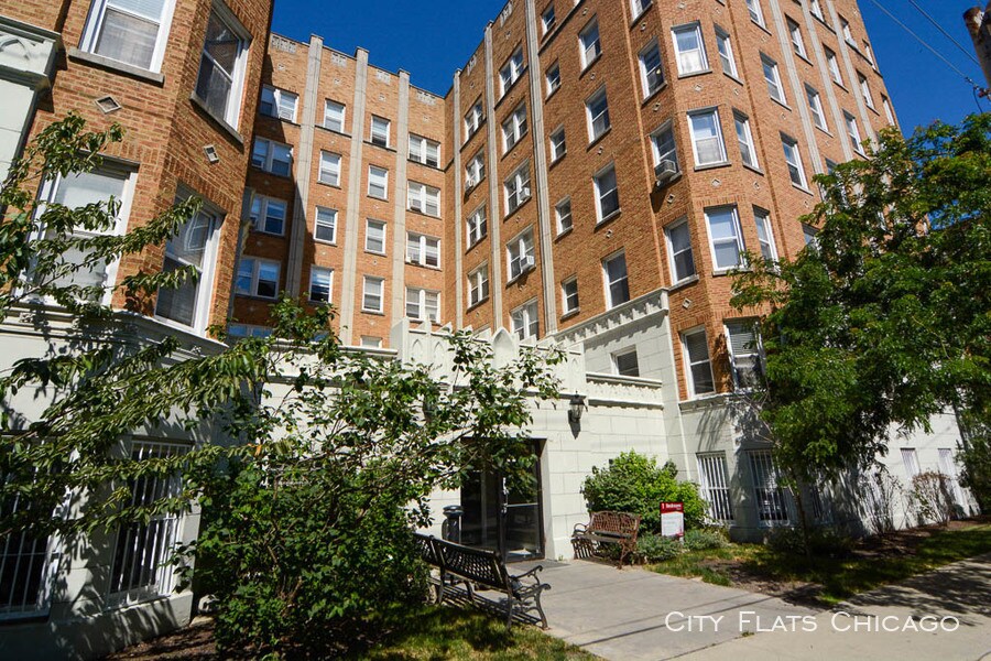 6748 N Ashland Ave-Unit -Unit 2L in Chicago, IL - Building Photo