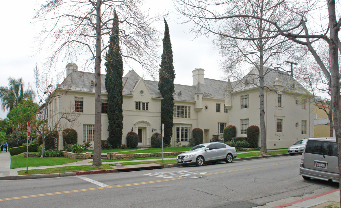 201 El Camino Dr in Beverly Hills, CA - Building Photo