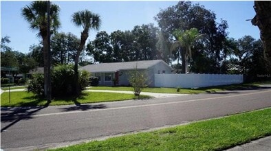 8518 Woodlake Dr in Tampa, FL - Building Photo - Building Photo