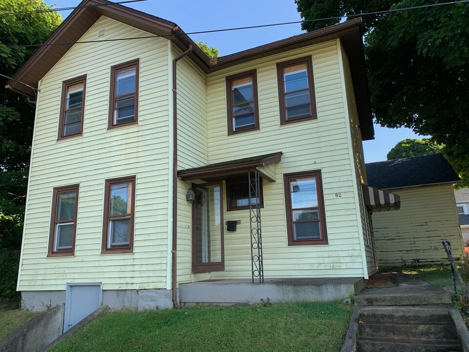 90 Washington St, Unit Upper in Lockport, NY - Building Photo