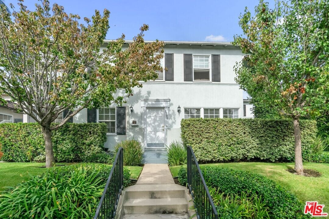 1705 Stearns Dr in Los Angeles, CA - Building Photo