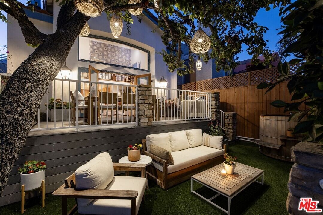 439 Carroll Canal in Los Angeles, CA - Building Photo