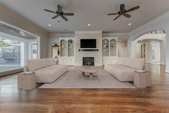 5410 Valerie St in Bellaire, TX - Building Photo - Building Photo