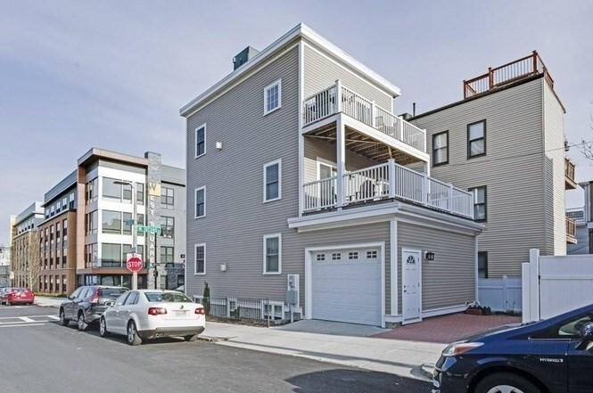 209 W 2nd St, Unit 1 in Boston, MA - Building Photo