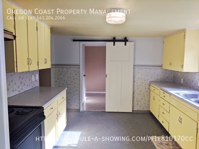 430 Spencer Ave in Depoe Bay, OR - Building Photo - Building Photo