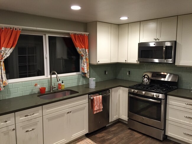 8609 Warren Dr NW, Unit Lower in Gig Harbor, WA - Building Photo - Building Photo
