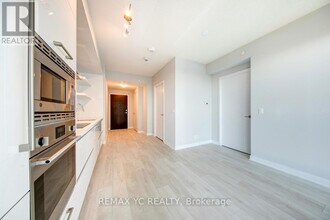 2221 Yonge St in Toronto, ON - Building Photo - Building Photo