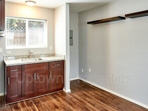 7230 NE 18th Ave in Portland, OR - Building Photo - Building Photo