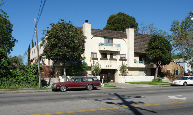 6911 Woodman Ave in Van Nuys, CA - Building Photo - Building Photo