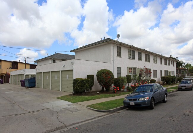 1120-1124 E Carson St in Long Beach, CA - Foto de edificio - Building Photo