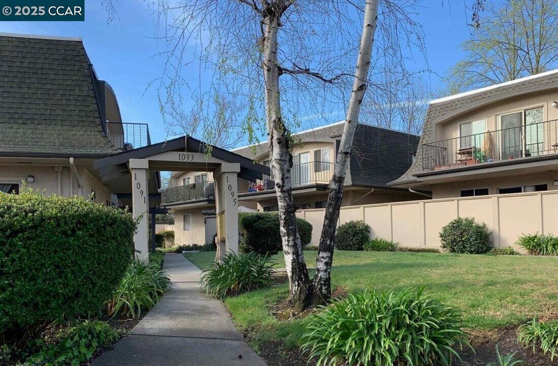 1093 Mohr Ln in Concord, CA - Building Photo