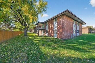 8727 Sieloff Dr in Hazelwood, MO - Building Photo - Building Photo