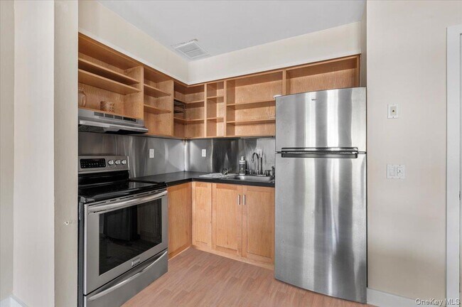 36 Main St-Unit -4 in Sag Harbor, NY - Building Photo - Building Photo