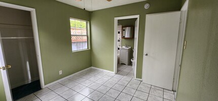 5829 1/2 Cimarron St in Los Angeles, CA - Building Photo - Building Photo