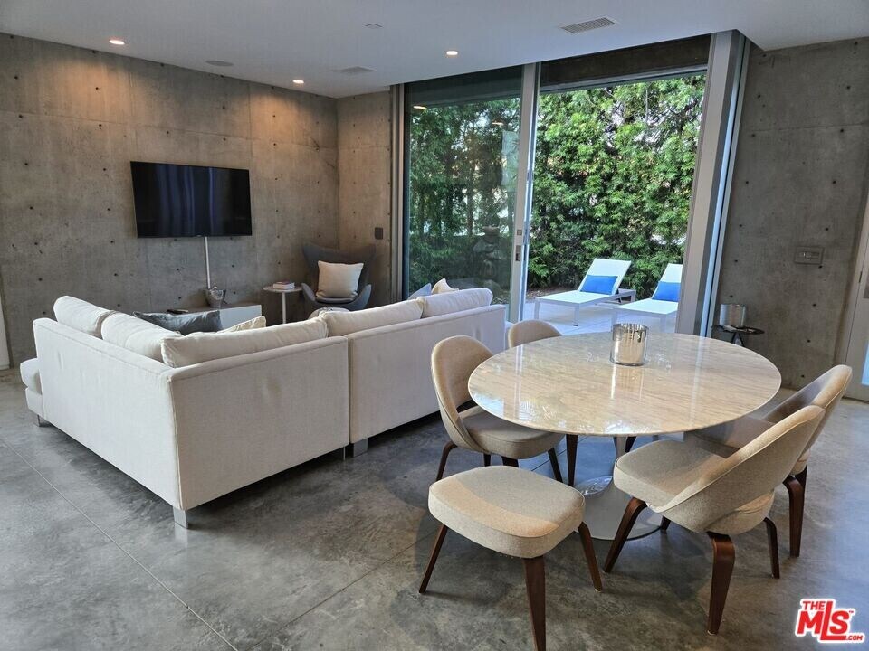 252 Bernard Ave in Los Angeles, CA - Building Photo