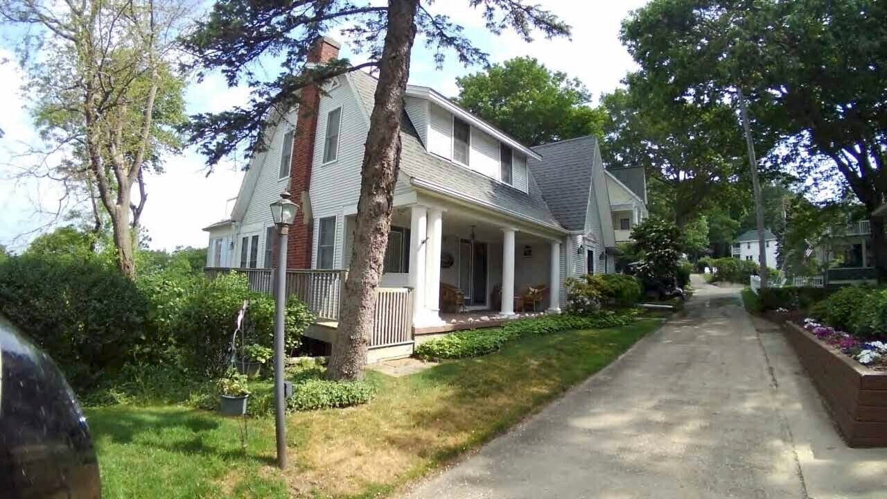 2425 Waukazoo Trail in Macatawa, MI - Foto de edificio