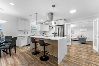 8703 Driftwood Dr in Tampa, FL - Foto de edificio - Building Photo
