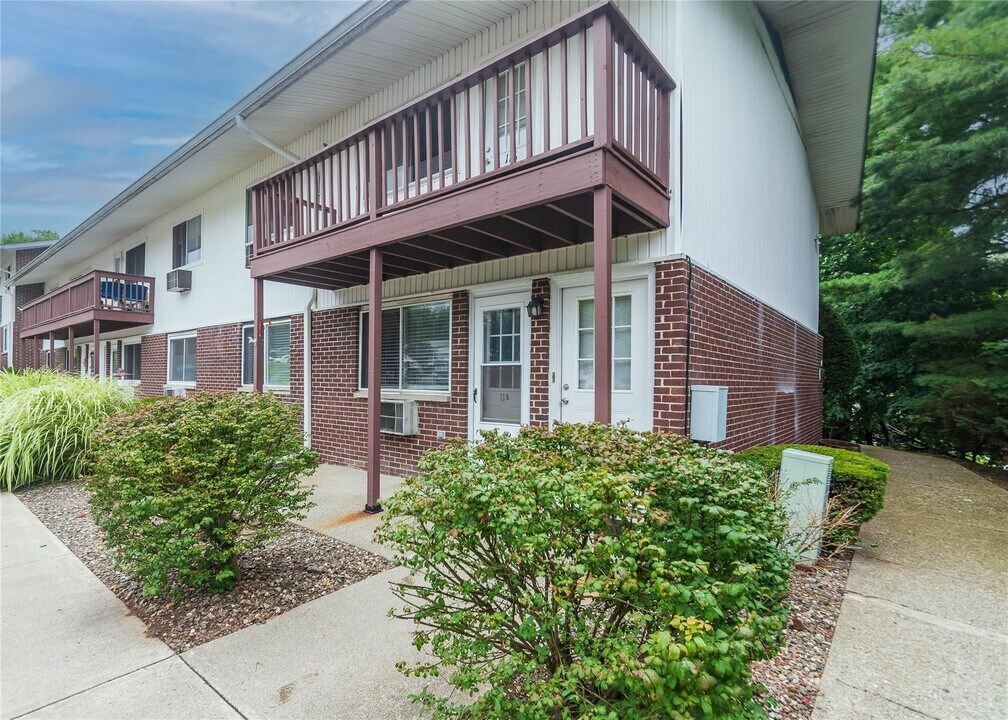 321 Titusville Rd in Poughkeepsie, NY - Building Photo